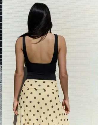 Bodysuit, jossa on rypytetyt olkaimet