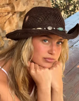 Cowboy-hattu, jossa on simpukkakoriste