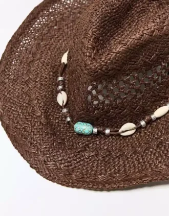 Cowboy-hattu, jossa on simpukkakoriste