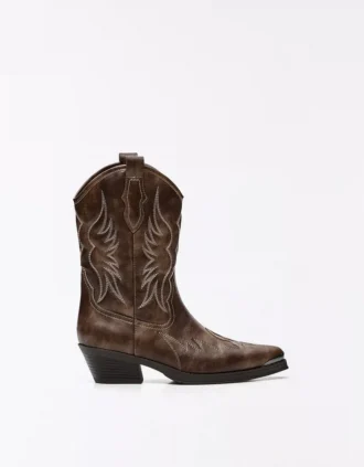 Cowboy-saapas, jossa on koristeellinen kärki