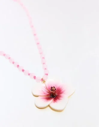Helmillä koristeltu kaulakoru, jossa hibiskus-riipus