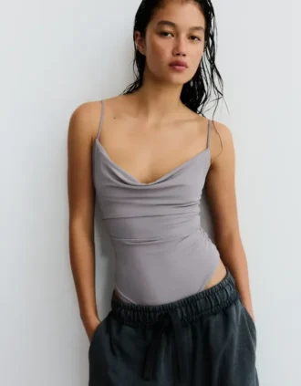 Hihallinen drapeerattu body