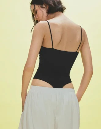 Hihallinen drapeerattu body