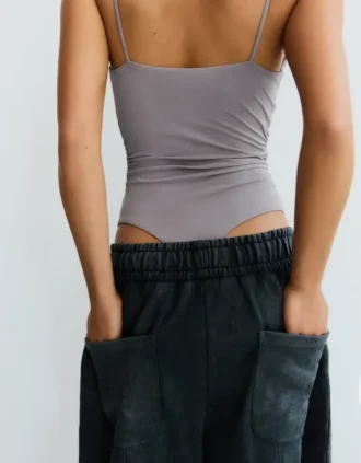 Hihallinen drapeerattu body