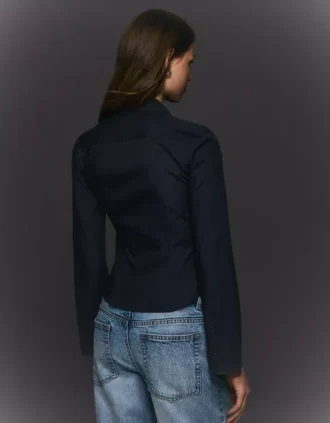 Istuva paita kellohihilla – Paidat ja puserot