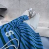 Kirjailtu raidallinen, väljä Fit-neulepusero