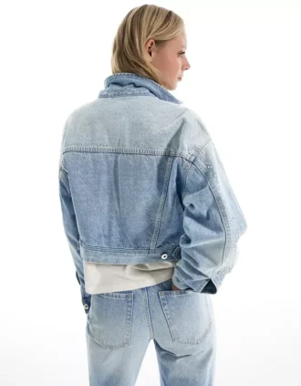 Lyhyt denimtakki strassikoristeilla – Takit ja trenssit