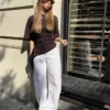 Lyhythihainen T-paita, jossa on rypytys – #Bershkastyle – Naiset