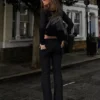 Matala vyötäröiset bootcut-farkut, joissa on läpät
