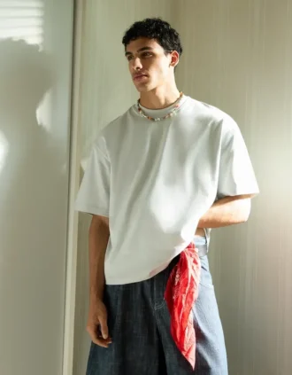 Paksu, suorakaiteen muotoinen Fit-tyylinen T-paita – Bershka Lovers