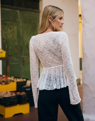 Pitsinen röyhelöinen T-paita – #Bershkastyle – Naiset