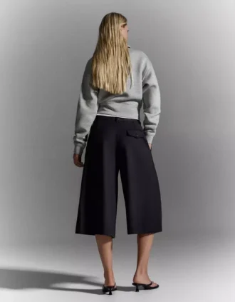 Raidalliset culottes-bermudashortsit